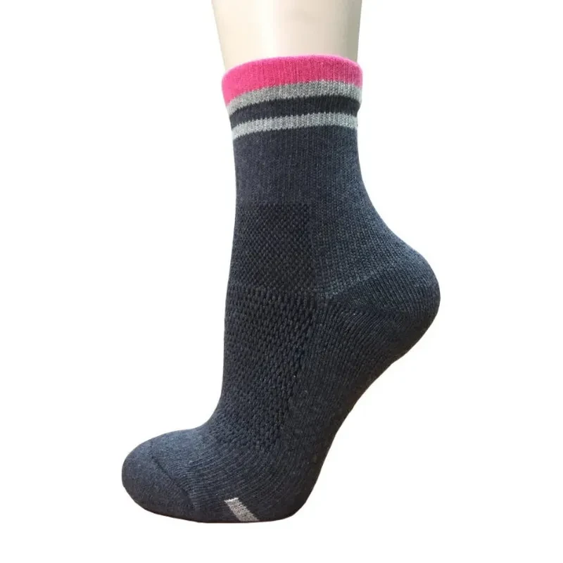 Damen-Sportsocken mit Geruchsschutz und antibakterieller Wirkung, als Crew-Socken
